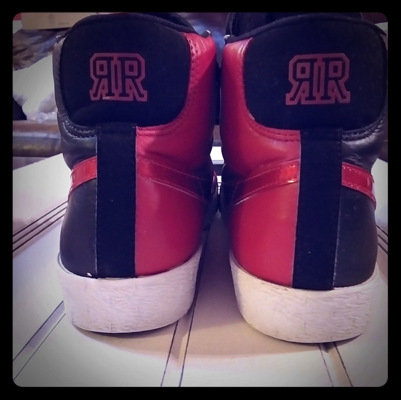 Women's 9.5 Nike Revolutionary Rockas - Picture 1 of 6